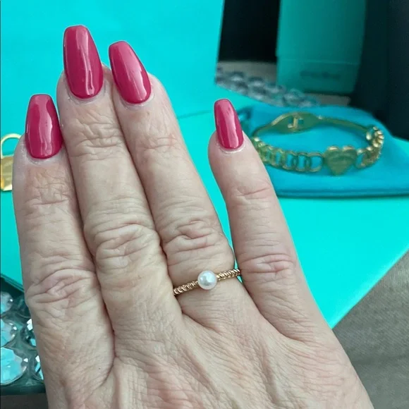 🎉🎉✨Goldtone Twist Pearl Ring✨Preloved Size 8 - Picture 2 of 8